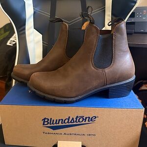 NIB Blundstone # 1673 WOMEN'S SERIES HEELED BOOTS - ANTIQUE BROWN